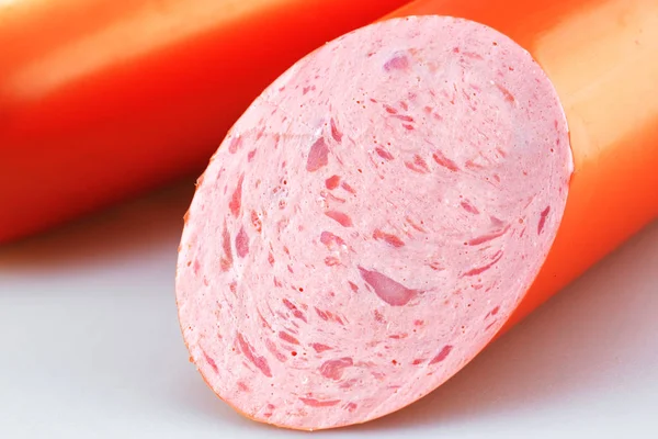 Salsiccia fresca saporita isolata su fondo bianco — Foto Stock