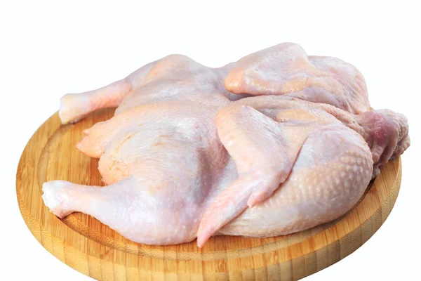 Canal de pollo crudo en la tabla de cortar aislado sobre fondo blanco — Foto de Stock