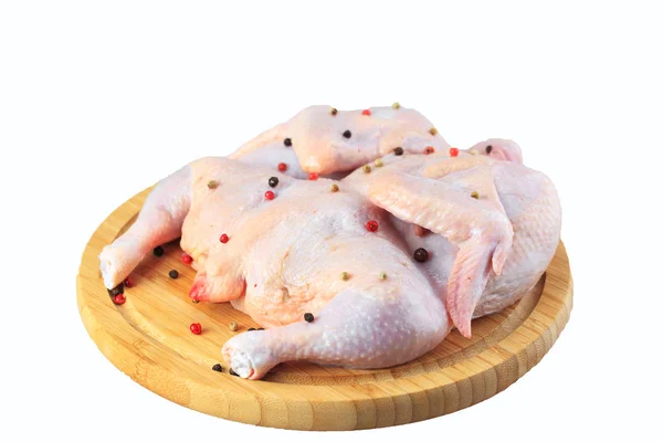 Carcaça de frango cru na tábua de corte isolada sobre fundo branco — Fotografia de Stock