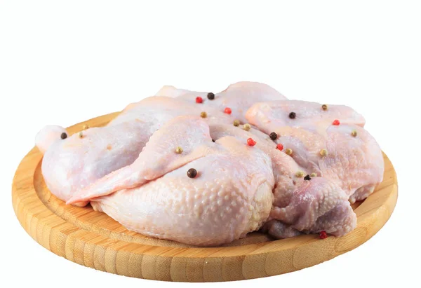 Surowych kurczaków na na białym tle deska do krojenia — Zdjęcie stockowe