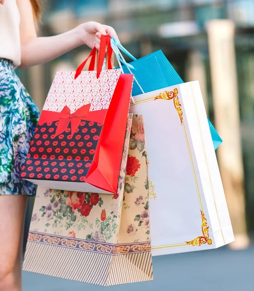 Une fille avec des sacs à provisions dans les mains . — Photo