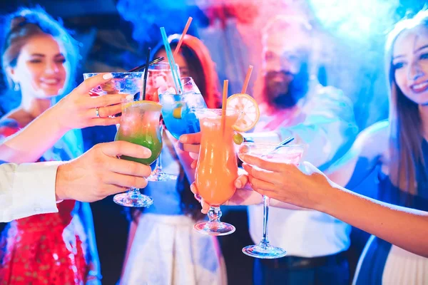 Freunde mit Cocktails auf einer Party. — Stockfoto
