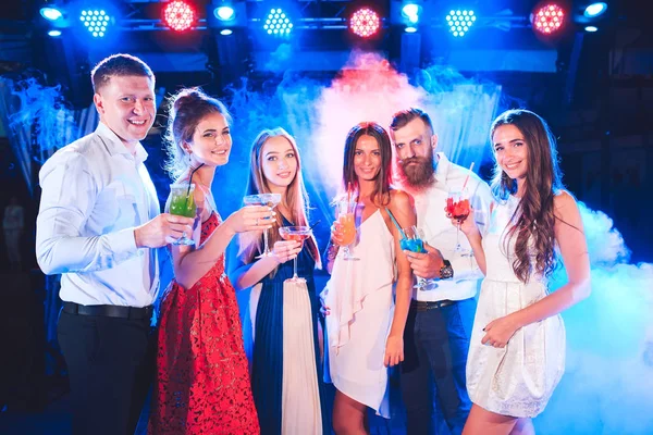 Amigos con bebidas de cócteles en una fiesta . — Foto de Stock