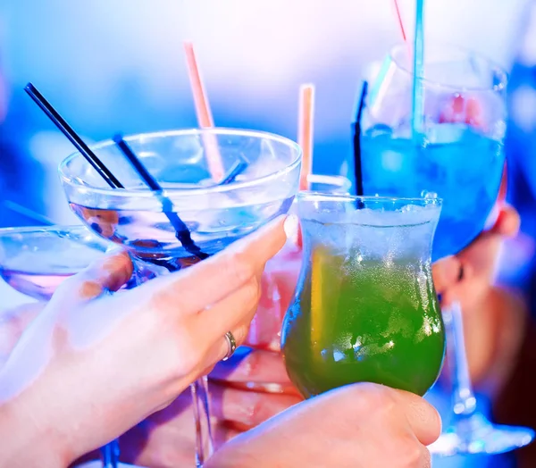 Vänner med cocktails drinkar på en fest. — Stockfoto