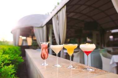 restoranın arka planında kokteyller