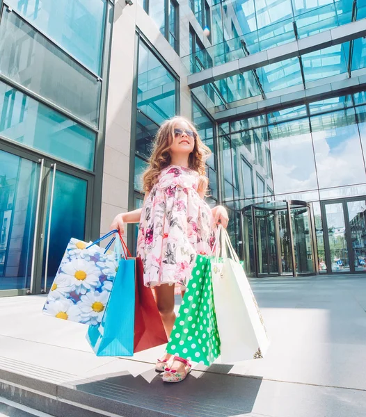 Roztomilá holčička na nakupování. Portrét dítě s nákupní tašky. Nakupovat. Děvče. — Stock fotografie