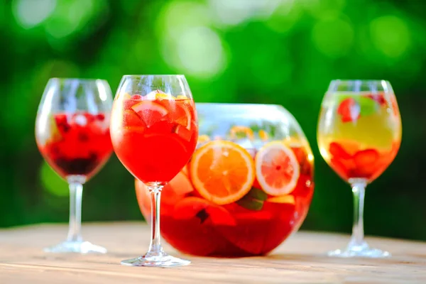 Summer cocktail. Fruit cocktail on green background. Citrus fruits, berries, strawberries, blueberries, mint, ice — Stock Photo, Image