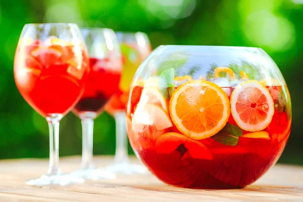 Summer cocktail. Fruit cocktail on green background. Citrus fruits, berries, strawberries, blueberries, mint, ice — Stock Photo, Image