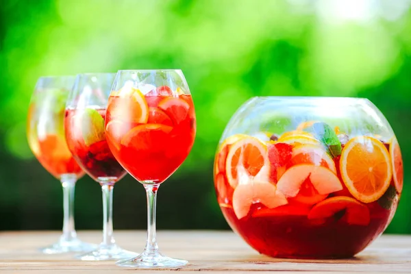 Summer cocktail. Fruit cocktail on green background. Citrus fruits, berries, strawberries, blueberries, mint, ice — Stock Photo, Image