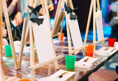 sanat okulunda çizim grup dersi.