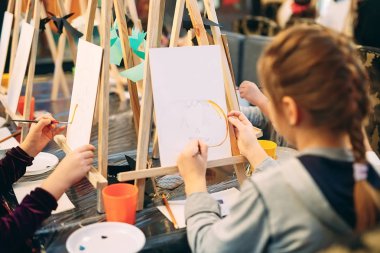 çizim grup dersi. Çocuklar sınıfta resim yapmayı öğrenirler