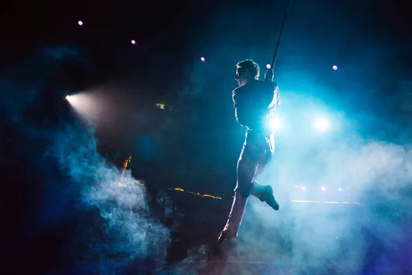Een Air acrobaat in de Circus ring — Stockfoto