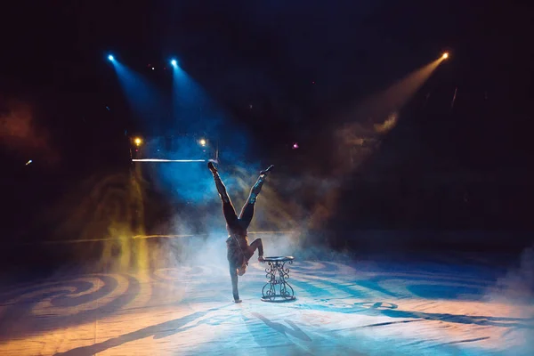 Un hombre bailando en la arena del circo — Foto de Stock