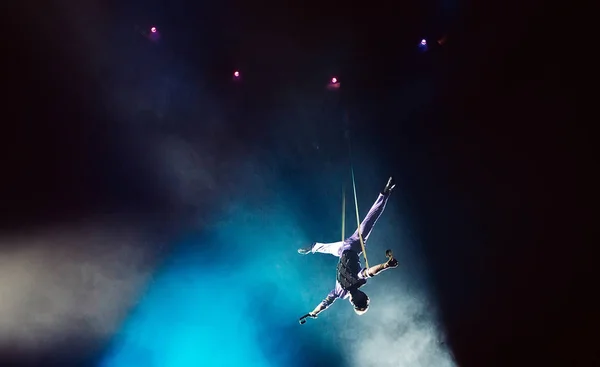 Un acrobate aérien sur le ring du cirque — Photo