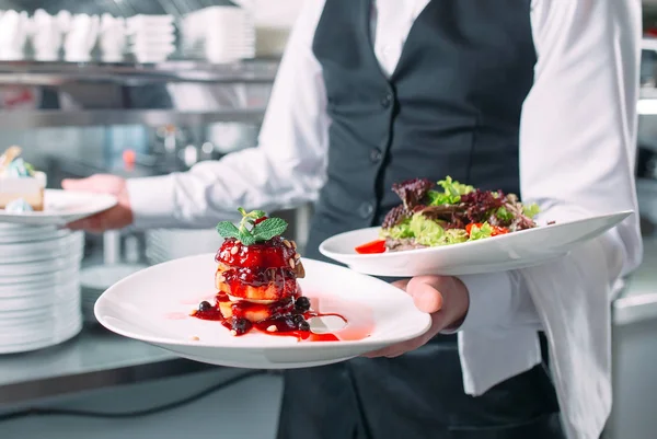 Cameriere che serve in movimento al ristorante. Il cameriere porta i piatti. — Foto Stock