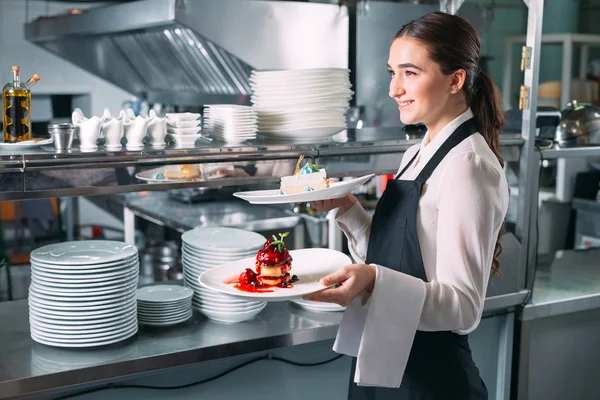 Cameriere che serve in movimento al ristorante. Il cameriere porta i piatti. — Foto Stock