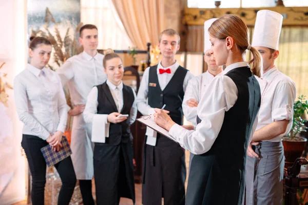 Direttore del ristorante e il suo staff in cucina. interagire con il capo chef in cucina commerciale. — Foto Stock