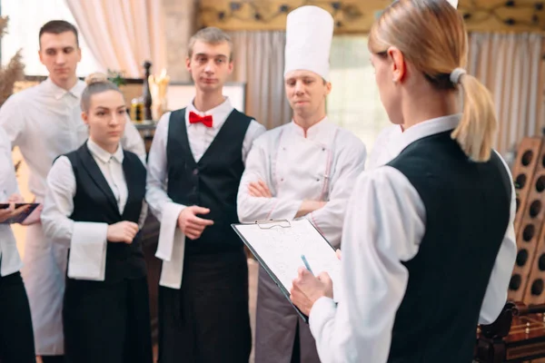 Direttore del ristorante e il suo staff in cucina. interagire con il capo chef in cucina commerciale. — Foto Stock