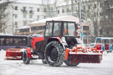 Kar makinesi kentteki karı temizliyor.