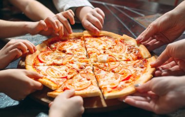 Ahşap masada Pizza dilimleri alarak eller, yakın görünüm.