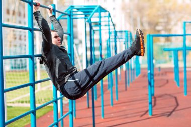 Atlet yatay çubuk üzerinde basın salıncak