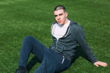 Çimüzerinde sportif adam eğitim