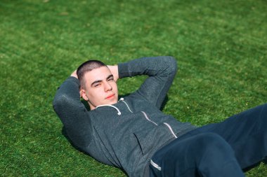 Çimüzerinde sportif adam eğitim