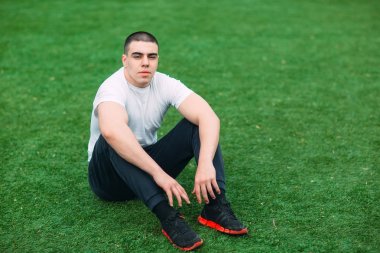 Çimüzerinde sportif adam eğitim