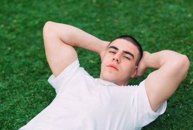 Çimüzerinde sportif adam eğitim