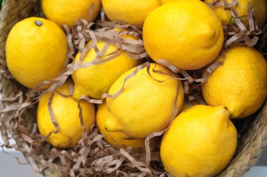Taze limon ve kağıt şeritler ile bir hasır sepet.
