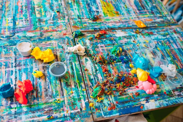 Kinetische zand op de veelkleurige houten tafel. — Stockfoto