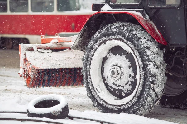 Snow machine cleans the snow in the city. — Stock Photo, Image