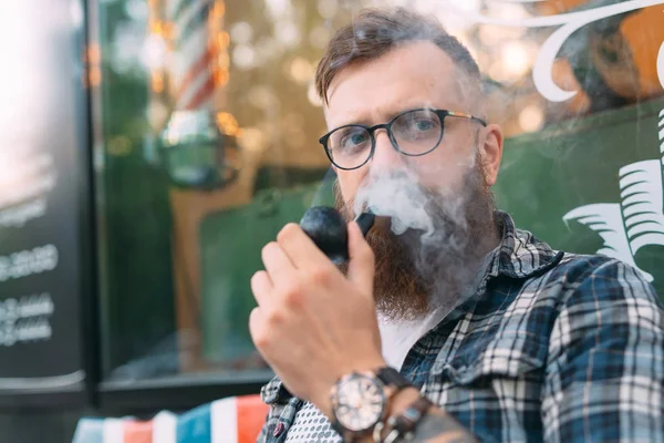 Portret van de mens zitten en roken pijp. — Stockfoto