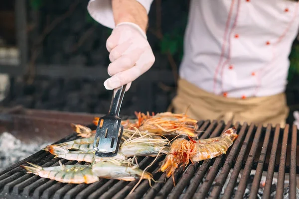 El chef cocina langosta en la parrilla — Foto de Stock