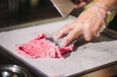 dondurma tavada tavada tavada kızartılmış dondurma ruloları. Organik, doğal haddelenmiş dondurma, el yapımı tatlı