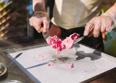 dondurma tavada tavada tavada kızartılmış dondurma ruloları. Organik, doğal haddelenmiş dondurma, el yapımı tatlı