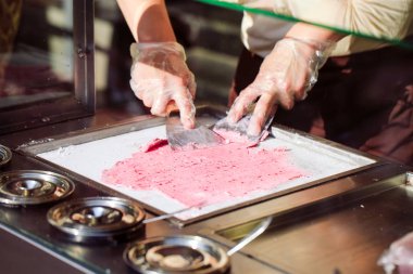 dondurma tavada tavada tavada kızartılmış dondurma ruloları. Organik, doğal haddelenmiş dondurma, el yapımı tatlı
