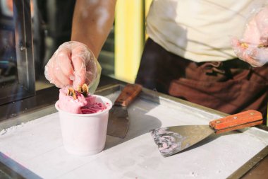 dondurma tavada tavada tavada kızartılmış dondurma ruloları. Organik, doğal haddelenmiş dondurma, el yapımı tatlı