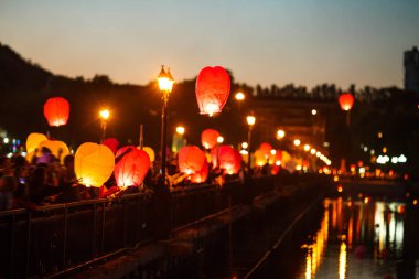 nehir tarafından fenerler ile Sky Lantern Festivali'nde insanlar