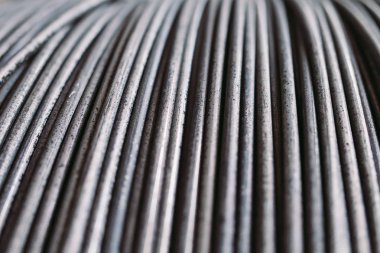 Fabrikada endüstriyel kullanım için sarmal teller yığını