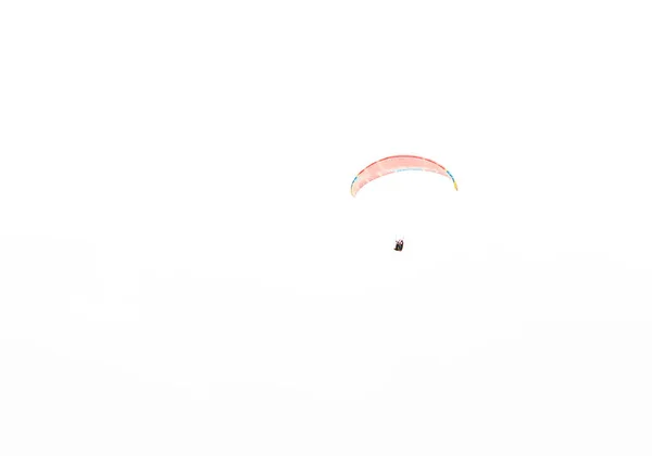 美丽的风景与滑翔伞。多云天气中的青山 — 图库照片