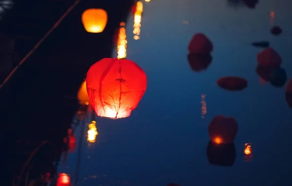 Fliegen Beleuchtete Laternen Mit Reflexionen Über Das Flusswasser — Stockfoto
