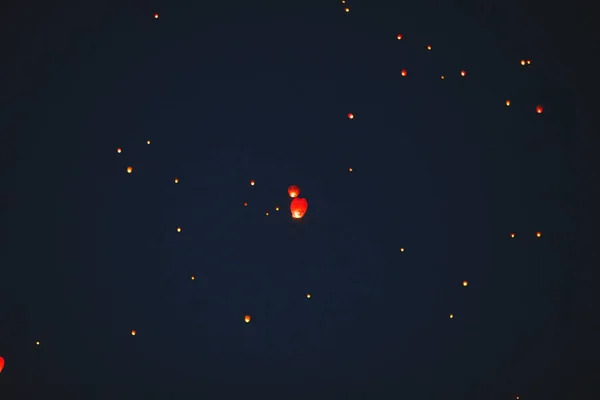Летящие Светящиеся Фонари Темном Небе — стоковое фото