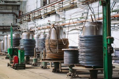 fabrikada endüstriyel kullanım için sarmal tellerin skeins