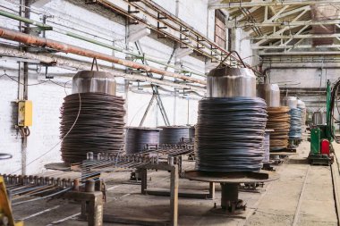 fabrikada endüstriyel kullanım için sarmal tellerin skeins