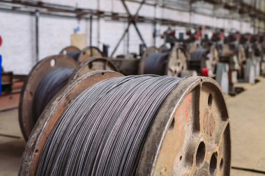 fabrikada endüstriyel kullanım için sarmal tellerin skeins