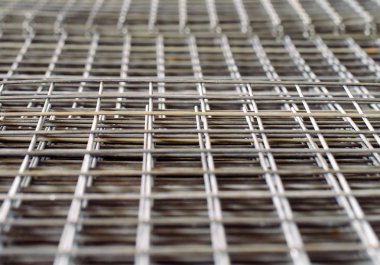 fabrikada yığılmış metal armatür ızgaraları