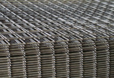 fabrikada yığılmış metal armatür ızgaraları