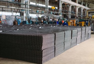 Metal ızgara. Ağır sanayi üretim. Metal haddeleme tesisi