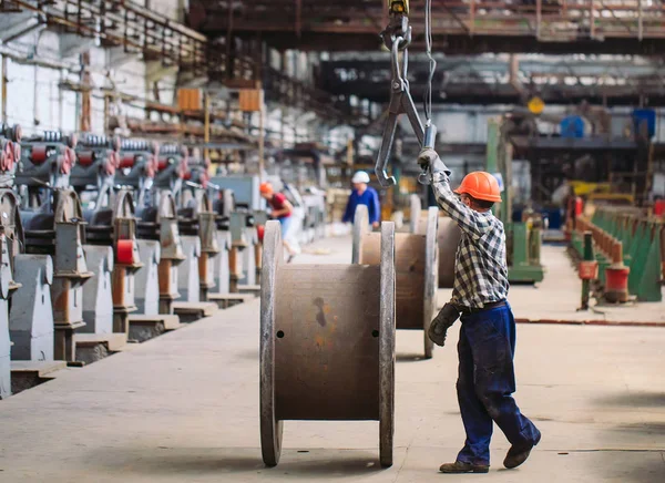 Varilla de alambre, accesorios en almacenes. trabajador junto a un paquete con catalkoy. almacén industrial en la planta metalúrgica —  Fotos de Stock